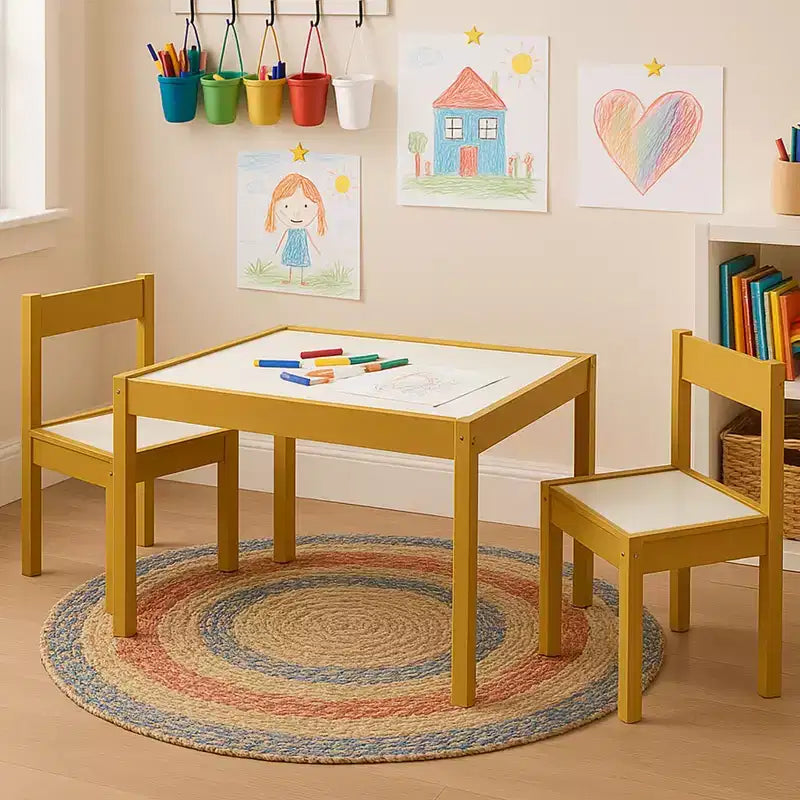 Ensemble de 3 pièces PJ Wood : table et chaises en bois d'hévéa massif avec finition naturelle, bords et coins arrondis, et surface effaçable à sec.