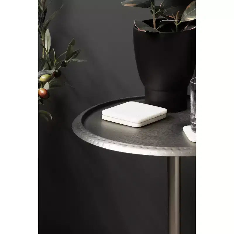 Table d'appoint en métal