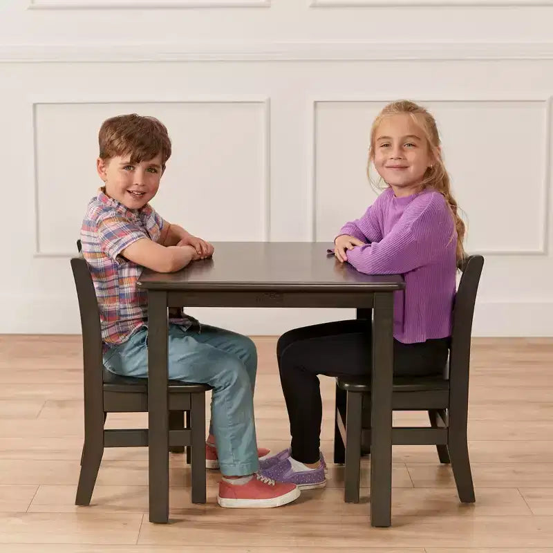 Table en bois dur ECR4Kids 24 po x 24 po et deux chaises 12 po, 3 pièces