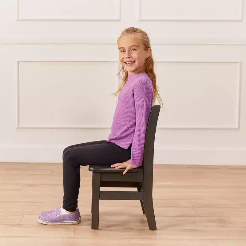 Table en bois dur ECR4Kids 24 po x 24 po et deux chaises 12 po, 3 pièces
