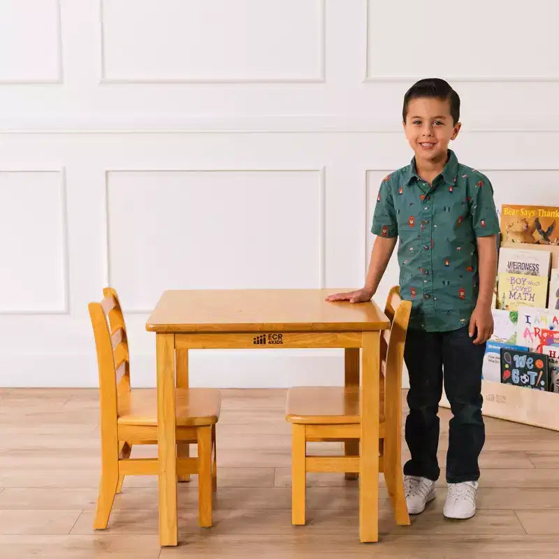 Table en bois dur ECR4Kids 24 po x 24 po et deux chaises 12 po, 3 pièces