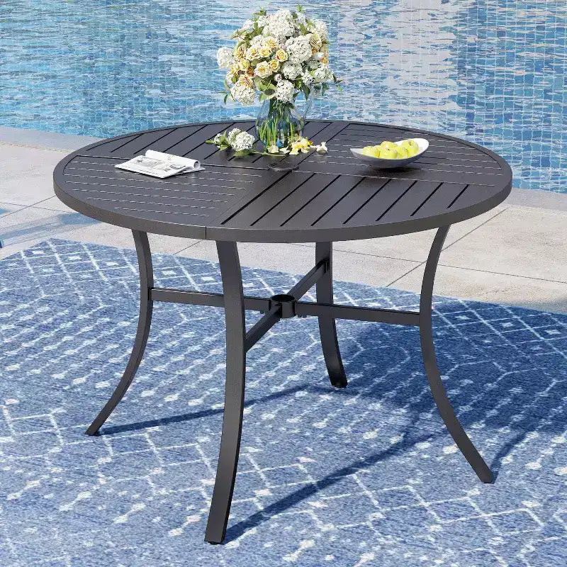 Captiva Designs – Table de salle à manger ronde en acier avec plateau à lattes et chaises en osier pivotantes avec coussins épais – 7 pièces